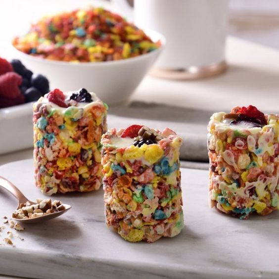 Vasitos de cereal con yogur de mango; postre de cocción sin horno