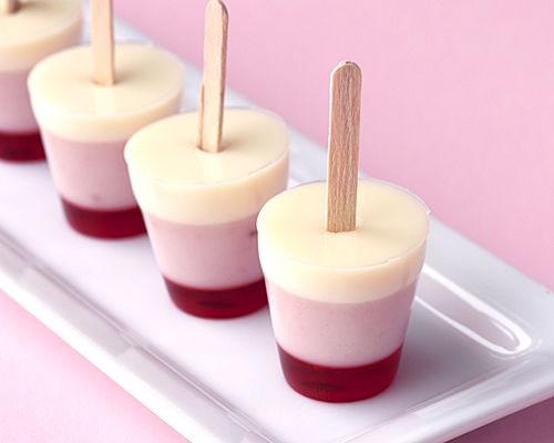 Paletas de gelatina con crema y fresas frescas; postre de cocción sin horno