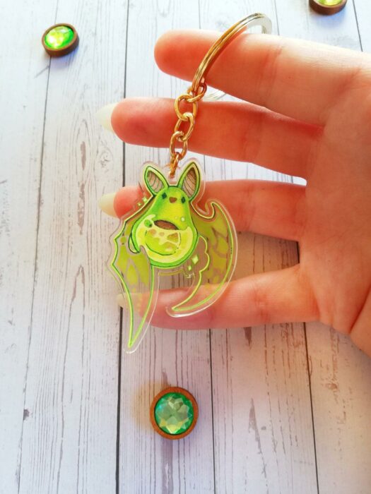 Llavero en forma de aguacate con alas de murciélago; Artículos para las chicas que aman el aguacate 