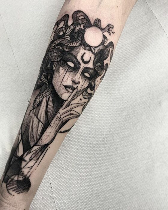 Tatuaje de Medusa en el brazo