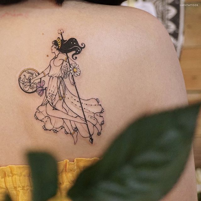 Tatuaje constelación de capricornio en el omoplato