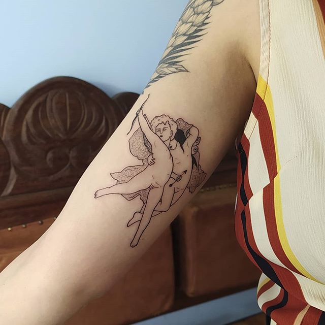 Tatuaje de Eros y Psique en el brazo