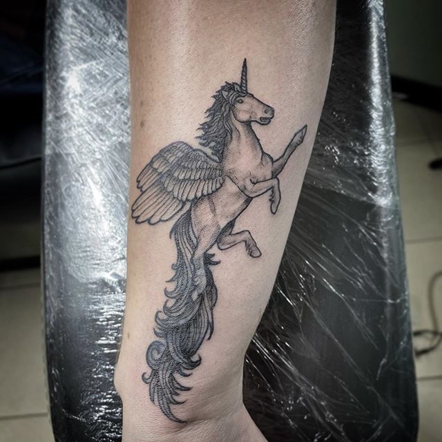 Tatuaje de pegaso en el brazo