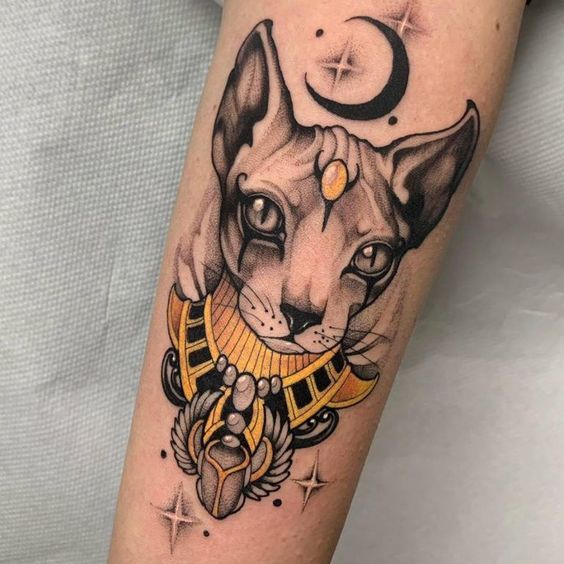 Tatuaje de Bastet en el brazo
