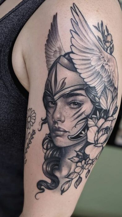 Tatuaje tinta negra de Valkiria en el brazo