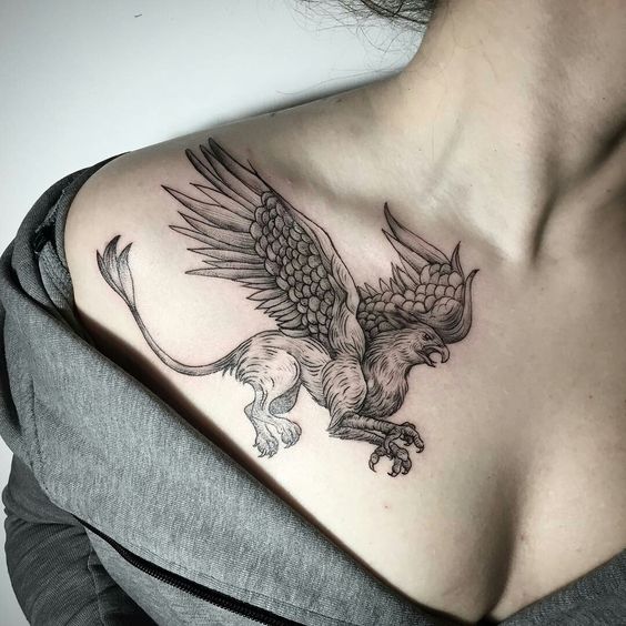 Tatuaje de grifo debajo de las clavículas