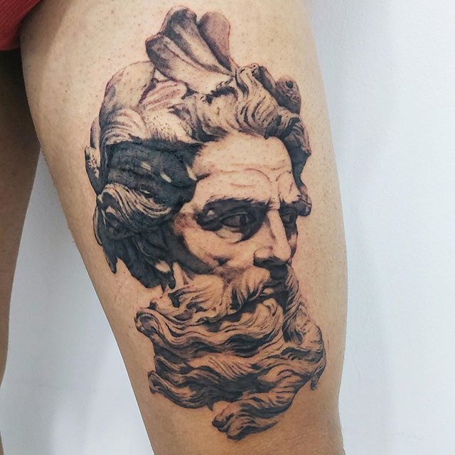 Tatuaje de Poseidón en la pierna