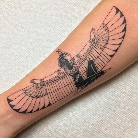 Tatuaje de Isis en el brazo