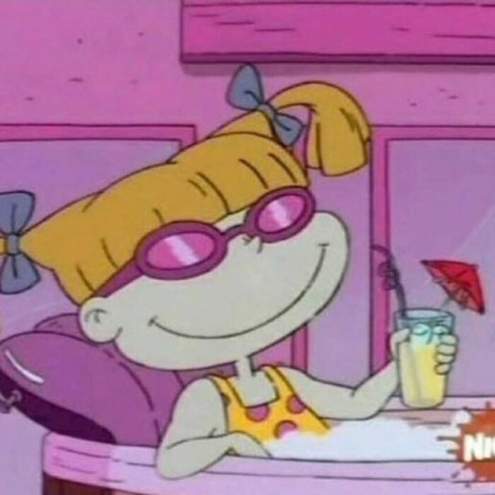 Angelica Pickles tomando una limonada en su baño