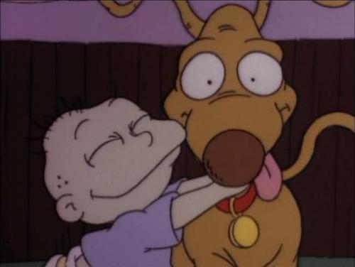 Tommy Pickles abrazando a su perro Firulais
