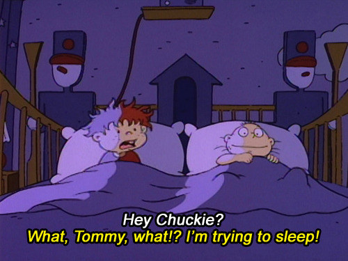 Tommy Pickles y Carlitos conversando de noche