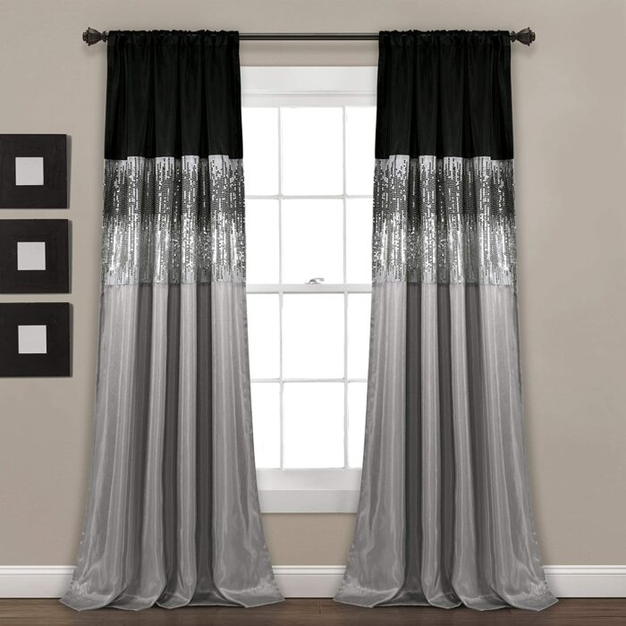 Cortinas plateadas con detalles en negro y brillos