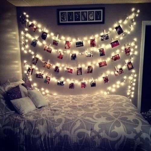 Pared decorada con luces LED y fotos}
