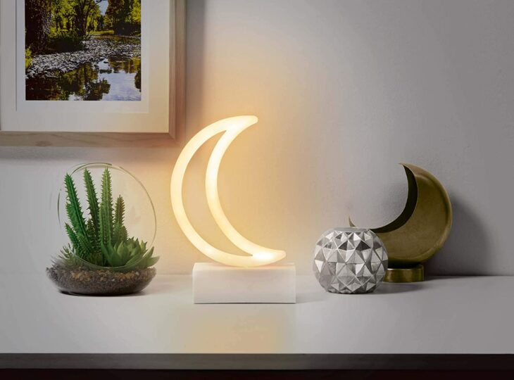 Lámpara en forma de luna como decoración
