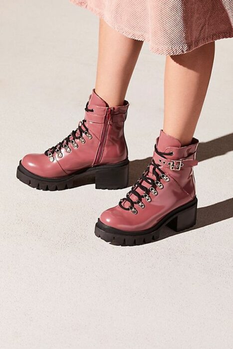 Chunky boots de color rosas de charol, con correa en la parte superior y suela de goma negra