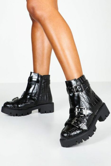 Chunky boots de color negro de charol con patrón tipo piel de serpiente y varias correas