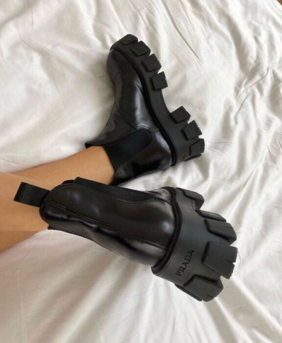 Chunky boots de color negros con plataforma de Prada