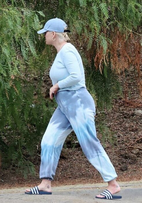 Katy Perry caminando por las calles de Los Ángeles y mostrando su cuerpo real