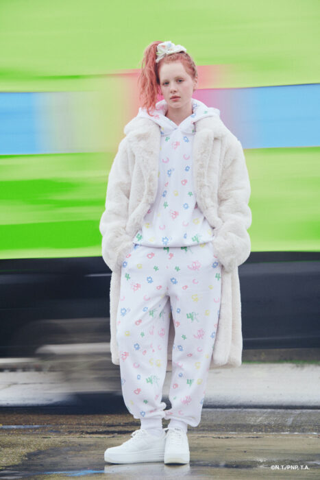 Chica llevando conjunto deportivo en color blanco con estampado en detalles de las sailor scouts; Colección de Bershka inspirada en Sailor Moon