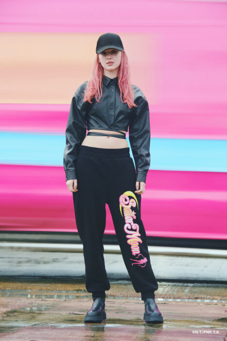 Chica usando pants deportivos en color negro estampado con sailor moon; Colección de Bershka inspirada en Sailor Moon