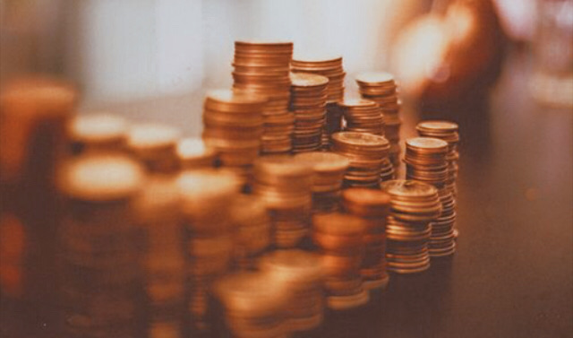 Monedas de oro agrupadas en montones