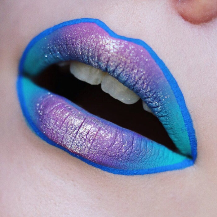 Maquillaje artístico de labios por maquilladora Tatiana Rose; boca con labial color azul y morado, delineado marcarados