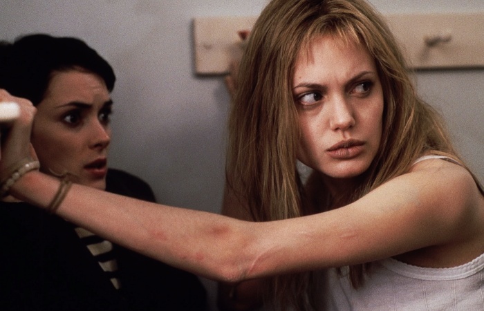 escena de girl interrupted con angelina jolie y winona ryder