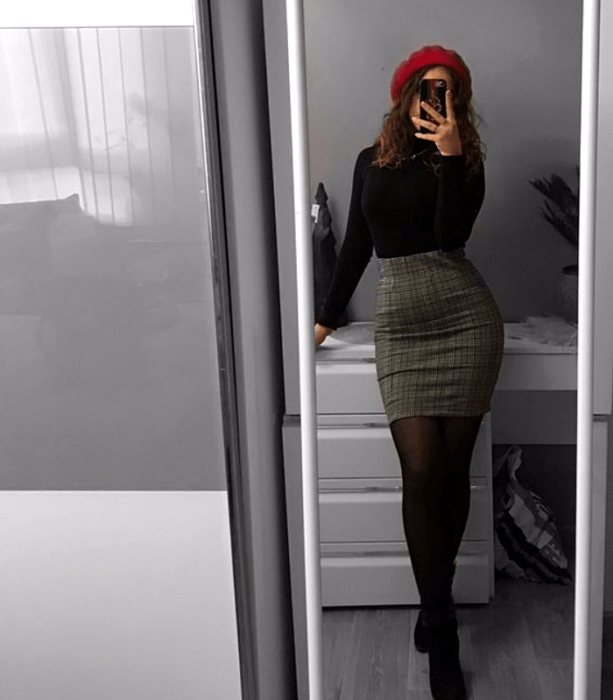 chica con boina roja, falda gris, medias oscuras, camiseta de manga larga y botines