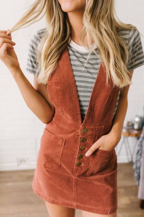 Outfit de pana tipo vestido con escote en V profundo y blusa de rayas de manga corta y cuello redondo