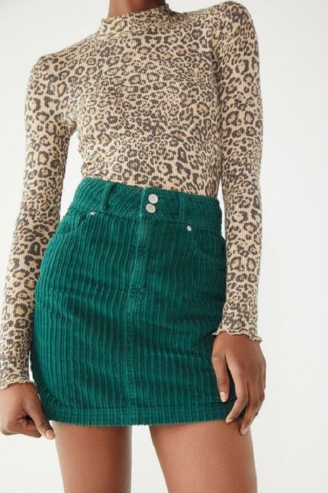 Outfit de pana en falda color verde esmeralda y blusa de manga larga y cuello redondo de estampado animal print