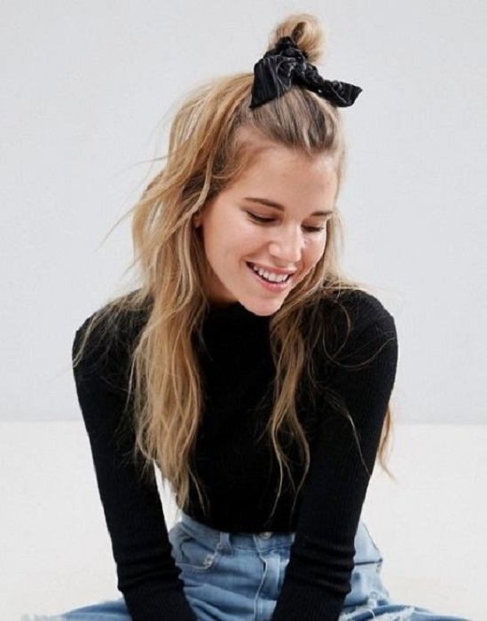 Chica peinada con un moñito con scrunchie negro
