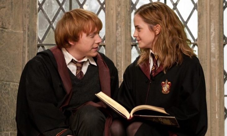 Ron y Hermione conversando en los pasillos de Hogwarts