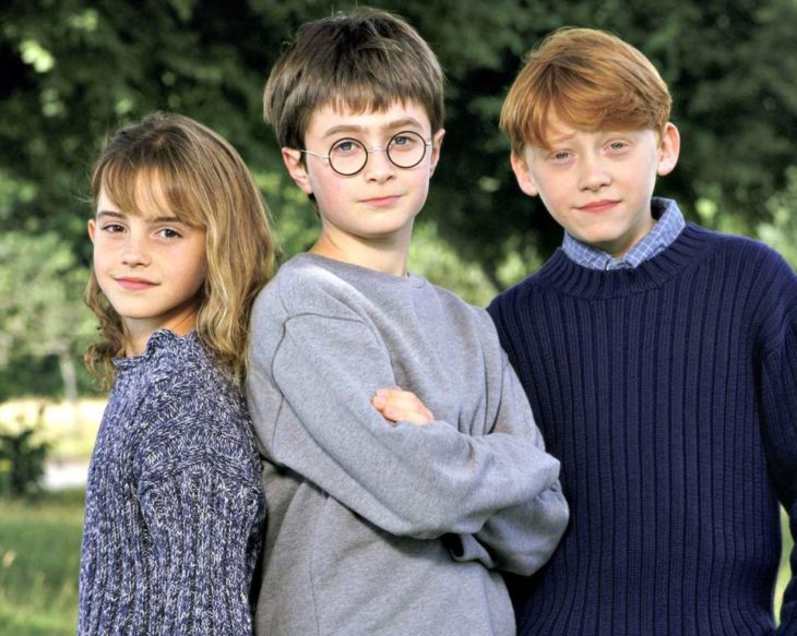 De izquierda a derecha: Emma Watson, Daniel Radcliffe y Rupert Grint después de las grabaciones de la primera película