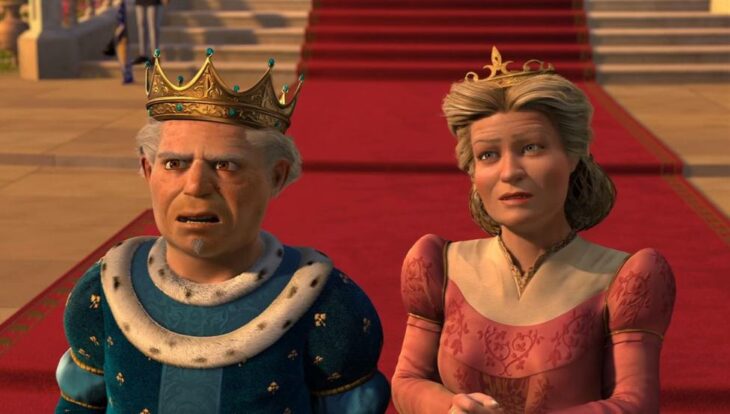 Reyes de Muy Muy Lejano viendo como llega su hija Fiona al reino