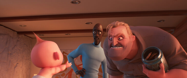 Bob Parr dándole galletas a su hijo en la película de Los Increíbles