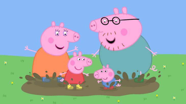 Papás de Peppa Pig jugando en el lodo con sus hijos