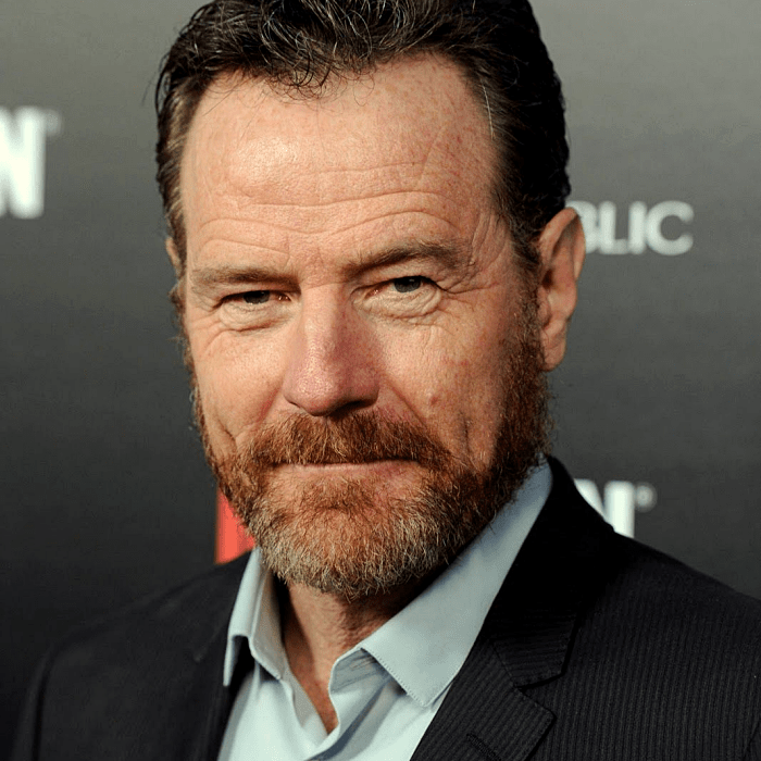 bryan cranston usando una camisa de vestir azul claro con un saco negro