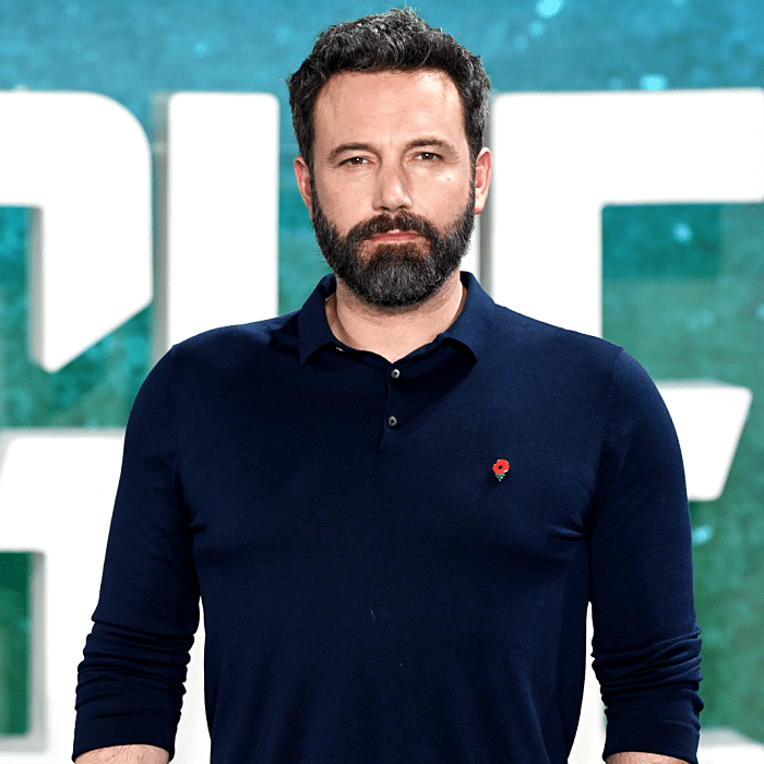 ben affleck usando una camisa polo de manga larga color azul marino