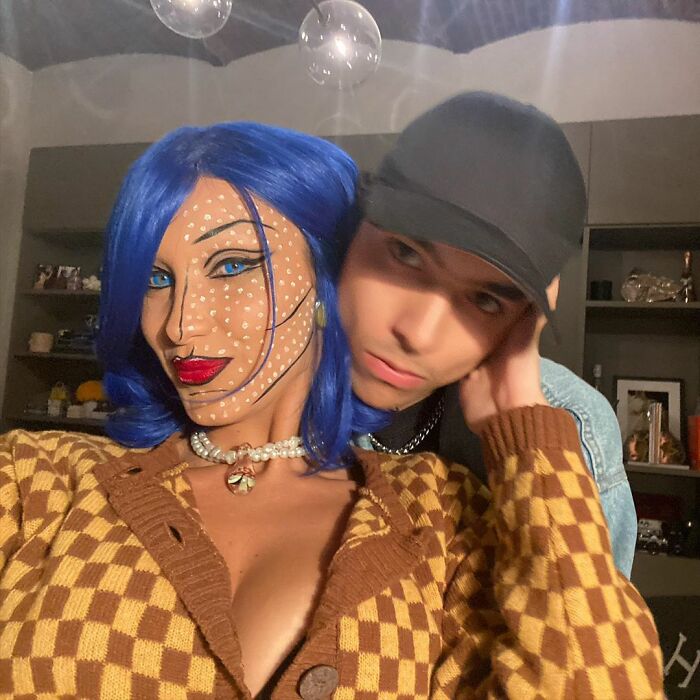 Bella Hadid disfrazada como caricatura de comic con peluca azul