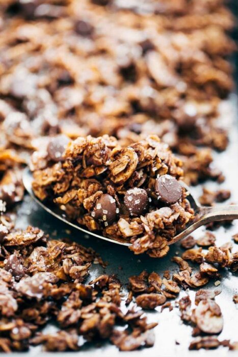 Granola con chocolate hecha en casa; snacks para no romper la dieta
