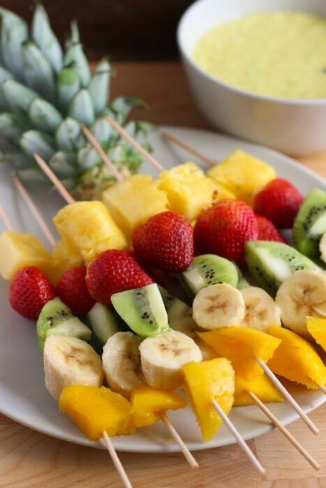 Banderillas de frutas para una colación; snacks para no romper la dieta