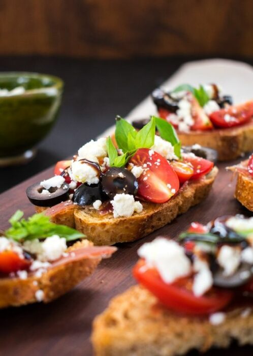 Montaditos de queso cabra y aceitunas; snacks para no romper la dieta