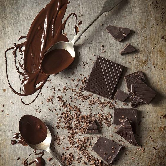 Chocolate negro para picar entre comidas; snacks para no romper la dieta