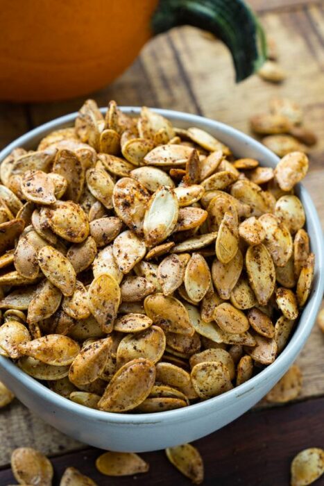 Semillas de calabaza tostadas con especias; snacks para no romper la dieta