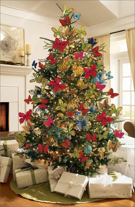 Árbol decorado con temática de mariposa