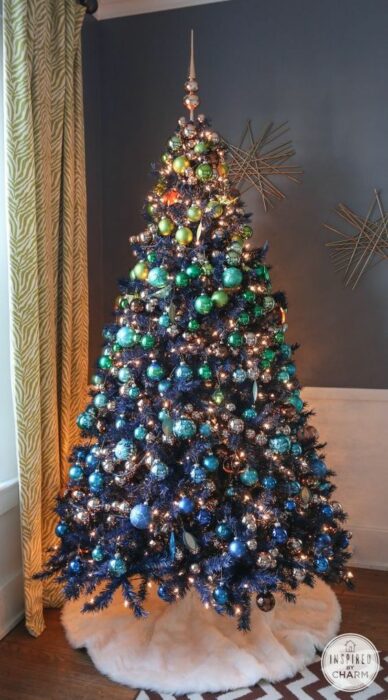 Árbol decorado con esferas en colores degradados