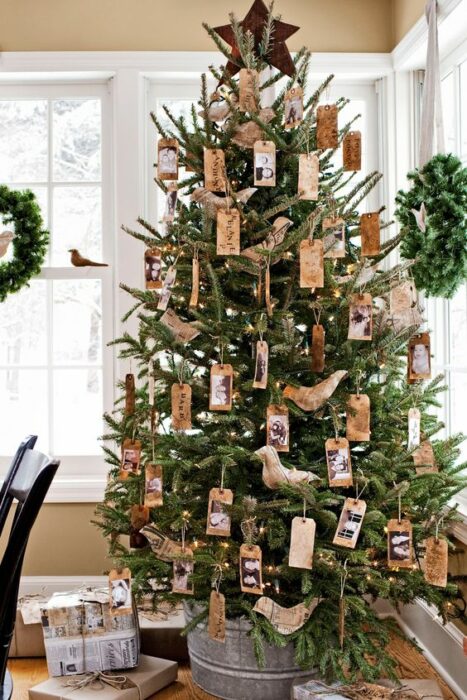 Árbol decorado con fotografías familiares