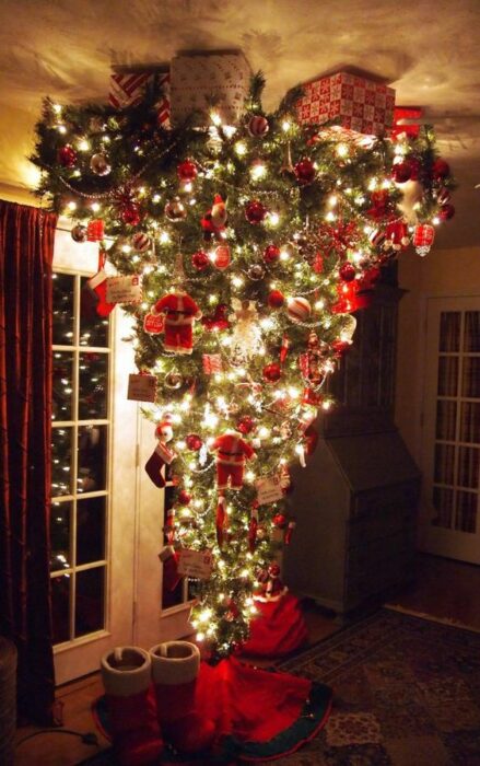 Árbol decorado con esferas rojas en posiciones inusuales