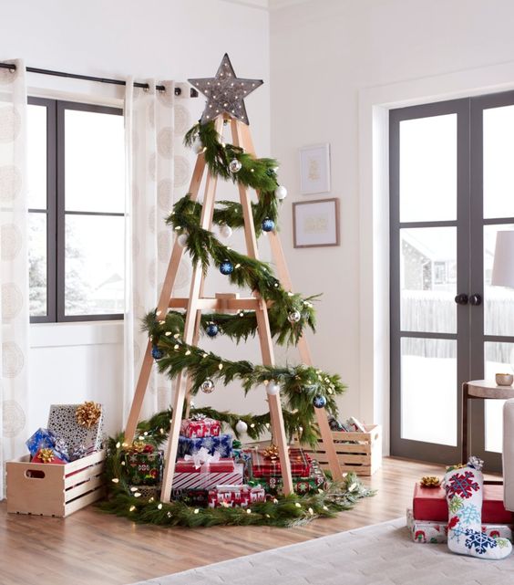 Árbol decorado con detalles minimalistas en madera