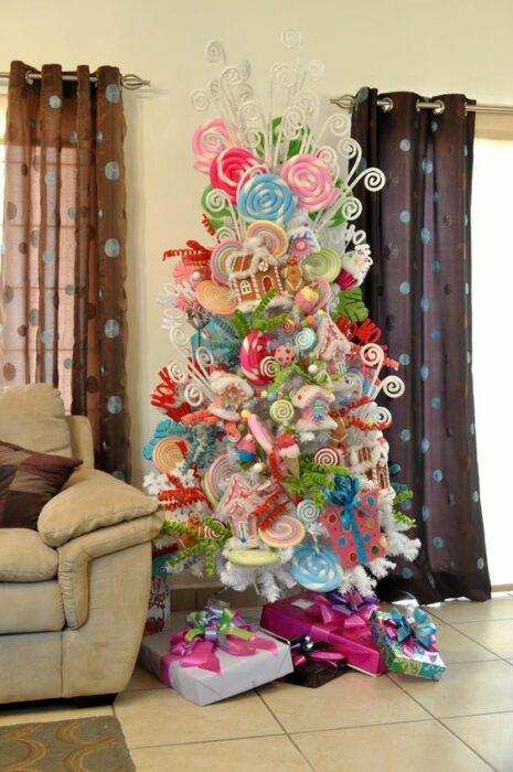 Árbol decorado con temática de caramelos